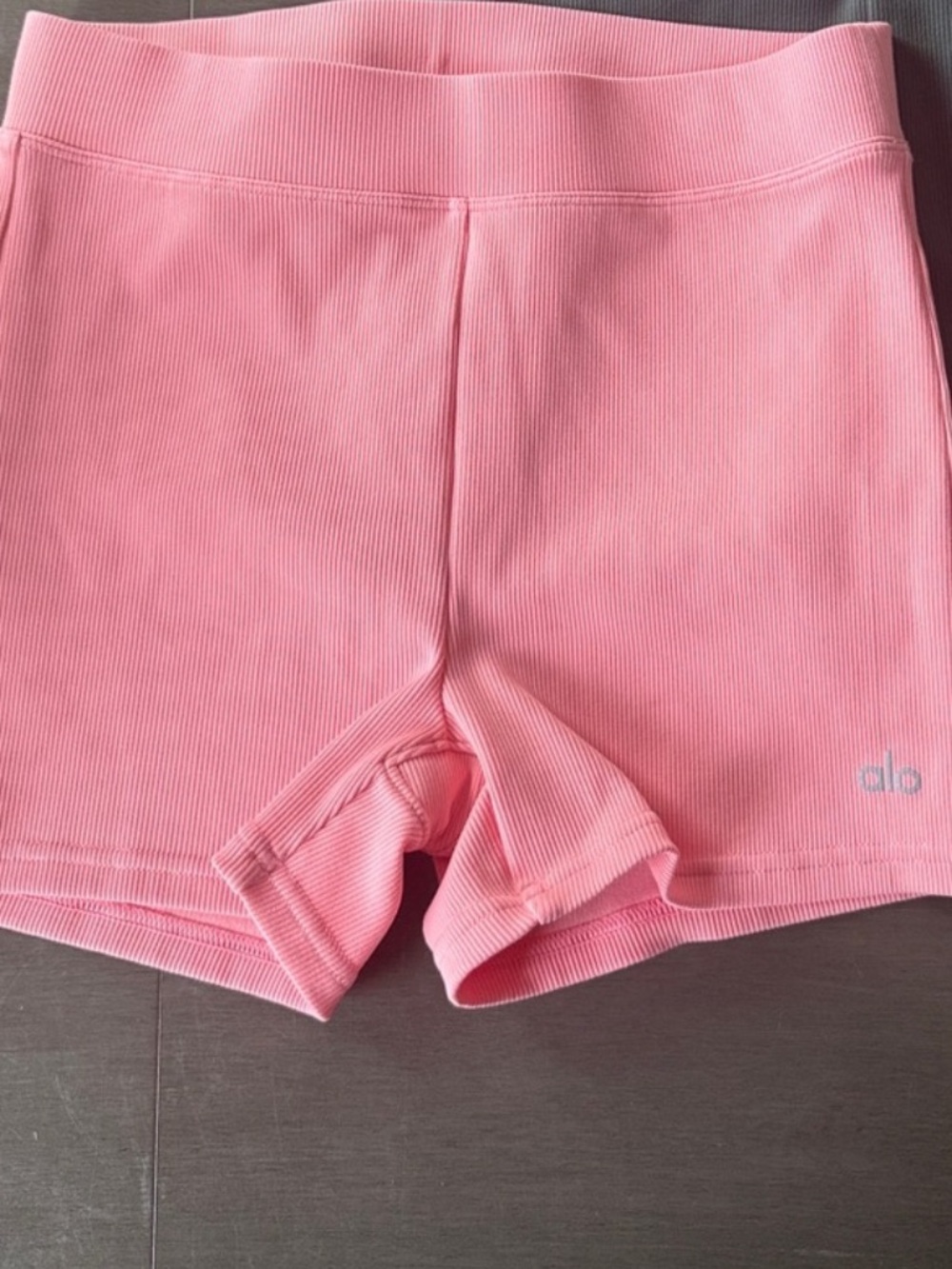 ALO Yoga Women's Pink Bike Shorts - Picture 2 of 2